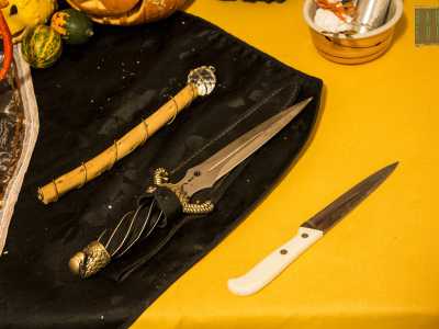 La bacchetta "magica" (contraddistinta da una sfera trasparente fissata su una delle sue estremit�) e l'athame, un pugnale sacro